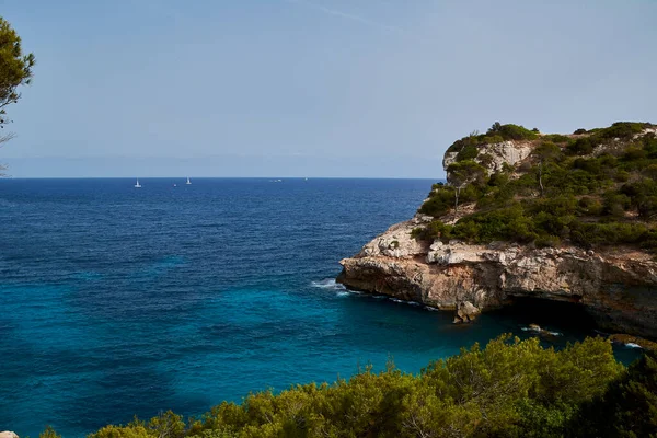 Mallorca Strand Sziklákkal Mediterrán Erdőkkel Kék Fenyőfák Emberek Nélkül Vitorlások — Stock Fotó