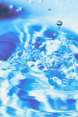 058.Bir ya da daha fazla su damlası dalgalara ve tanımlanmamış şekillere sıçrıyor. Duvar kağıdı. Eşmerkezli daireler, delilik, tanımlanmamış şekiller, dalgalar, mavi, yeşil, mor, cyan, metal, gri