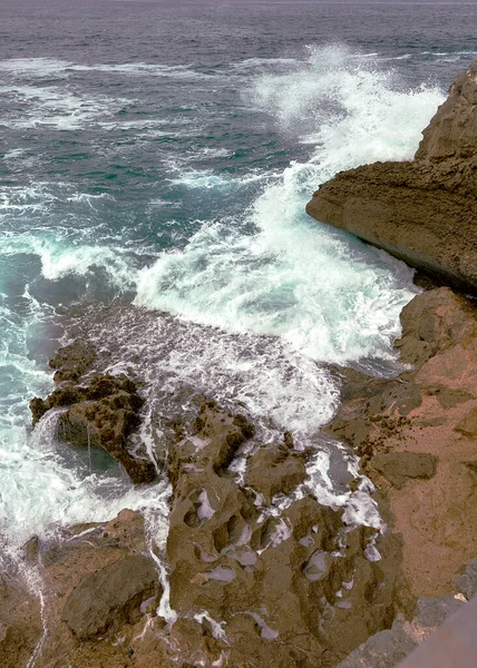 海浪在卵石路上冲破了海岸 水泡沫 野生水 — 图库照片
