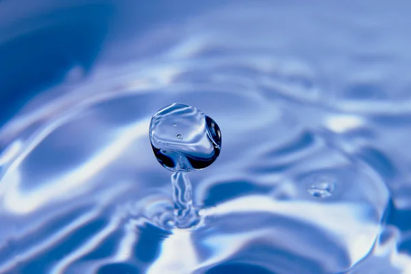 036 Uma Mais Gotas Água Salpicando Ondas Formas Indefinidas Papel — Fotografia de Stock