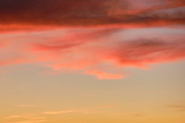 Gün batımı cenneti, turuncu gökyüzü. Güneş ışınları. Gün batımı. Cennet, turuncu gökyüzü güneş ışınları Duvar kağıdı bulutları