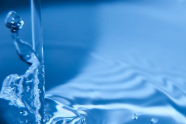 161.Bir veya daha fazla su damlası dalgalara ve tanımsız şekillere sıçrıyor. Duvar kağıdı. Eşmerkezli daireler, delilik, tanımlanmamış şekiller, dalgalar, mavi, yeşil, mor, cyan, metal, gri