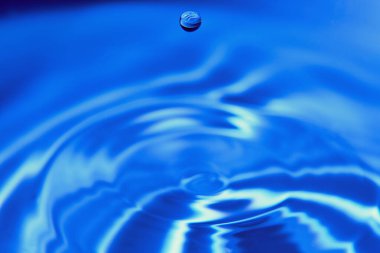 097.Bir ya da daha fazla su damlası dalgalara ve tanımlanmamış şekillere sıçrıyor. Duvar kağıdı. Eşmerkezli daireler, delilik, tanımlanmamış şekiller, dalgalar, mavi, yeşil, mor, cyan, metal, gri