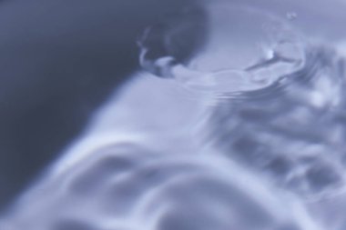 086.Çeşitli tonlar ve dalgalarla tanımlanamayan şekillerin soyut bir arka planı, Duvar kağıdı. Eşmerkezli daireler, delilik, tanımlanmamış şekiller, dalgalar, mavi, yeşil, morumsu, mavi, morumsu, morumsu cyan.