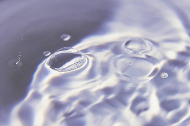 038.Bir ya da daha fazla su damlası dalgalara ve tanımlanmamış şekillere sıçrıyor. Duvar kağıdı. Eşmerkezli daireler, delilik, tanımlanmamış şekiller, dalgalar, mavi, yeşil, mor, cyan, metal, gri