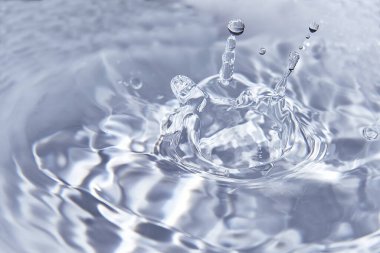 030.Bir veya daha fazla su damlası dalgalara ve tanımsız şekillere sıçrıyor. Duvar kağıdı. Eşmerkezli daireler, delilik, tanımlanmamış şekiller, dalgalar, mavi, yeşil, morumsu, siyanür, metal grisi.