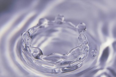 035.Bir ya da daha fazla su damlası dalgalara ve tanımlanmamış şekillere sıçrıyor. Duvar kağıdı. Eşmerkezli daireler, delilik, tanımlanmamış şekiller, dalgalar, mavi, yeşil, mor, cyan, metal, gri