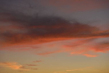 Gün batımı cenneti, turuncu gökyüzü. Güneş ışınları. Gün batımı. Cennet, turuncu gökyüzü güneş ışınları Duvar kağıdı bulutları