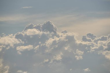 Mavi gökyüzü beyaz bulutlarla dolu, parlak mavi gökyüzü