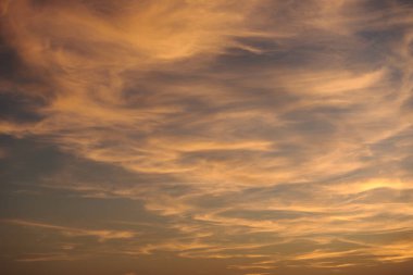 Mavi gökyüzü beyaz bulutlarla dolu, parlak mavi gökyüzü