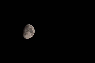 Gece Dönüşümü: Solak Ay 'da Sönen Ay. Telephoto mercekleri, soldaki batan Ay' ı siyah gece gökyüzüne doğru kayarak büyük boş uzayı vurguluyor.