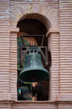 Çan Kulesi Detayları: Metal Kilisesi Campanili. Yakından çekilen bir çekimde kilise çan kulesinin ince işçiliğini gözler önüne seriyor.