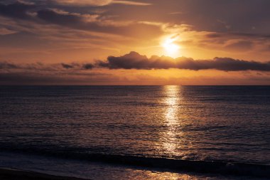 Golden Shorelines, Sabah Saadeti. Yatay. Sahilde şafağın dinginliğine adım at. Huzurlu suların yükselen güneşin altın renkleriyle buluştuğu yere.