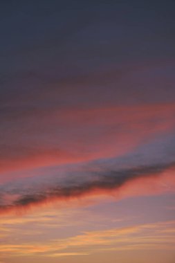 Gün batımı. Cennet, turuncu gökyüzü güneş ışınları Duvar kağıdı bulutları