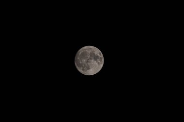Gece Dönüşü: Telephoto portresindeki ay sükuneti. Neredeyse dolunay kadar sakin gece gökyüzüne karşı ince detaylarıyla ortaya çıktığı için göksel harikalar yolculuğuna çıkın..