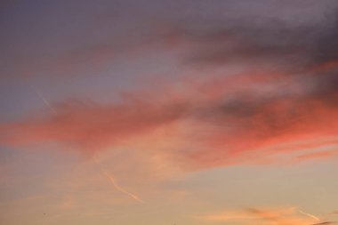 Gün batımı cenneti, turuncu gökyüzü. Güneş ışınları. Gün batımı. Cennet, turuncu gökyüzü güneş ışınları Duvar kağıdı bulutları
