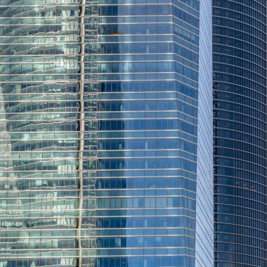 MADRID, İspanya - 6 Ekim 2021: Madrid, İspanya 'daki Cuatro Torres İş Alanının bir parçası olan modern gökdelenlerin mimari ayrıntıları, cam cepheleri