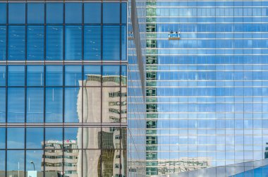 MADRID, İspanya - 6 Ekim 2021: Madrid, İspanya 'daki Cuatro Torres İş Alanının bir parçası olan modern gökdelenlerin mimari ayrıntıları, cam cepheleri