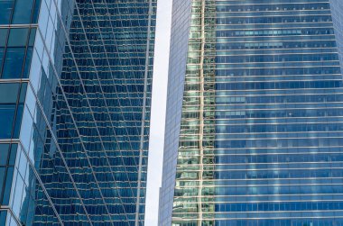 MADRID, İspanya - 6 Ekim 2021: Madrid, İspanya 'daki Cuatro Torres İş Alanının bir parçası olan modern gökdelenlerin mimari ayrıntıları, cam cepheleri