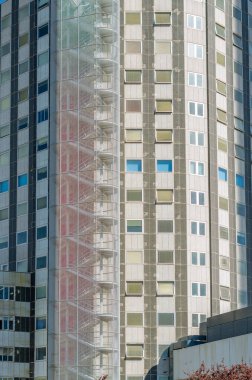 MADRID, İspanya - 6 Ekim 2021: Madrid 'deki La Paz Üniversitesi Hastanesi' nin ön yüzü, İspanya 'nın en büyük hastanelerinden ve en değerli devlet hastanelerinden biri.