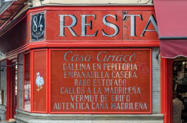 MADRID, İspanya - 4 Ekim 2021: Casa Ciriaco Cephesi, Madrid, İspanya 'da geleneksel restoran
