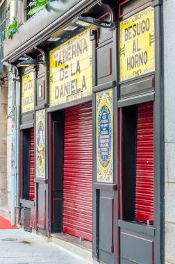 MADRID, İspanya - 4 Ekim 2021: Madrid, İspanya 'daki geleneksel Taberna de la Daniela Restoranı Cephesi