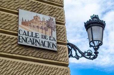 MADRID, SPAIN - 4 Ekim 2021: Madrid 'de seramik sanatçı Alfredo Ruiz de Luna tarafından 90' larda tasarlanmış güzel fayanslı sokak tabelaları