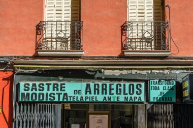 MADRID, İspanya - 5 Ekim 2021 Madrid, İspanya 'da eski bir terzi dükkanının cephesi