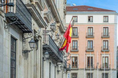 İspanya 'nın Madrid şehrindeki Plaza de la Villa' nın mimarisi, ortaçağ şehrinin ana merkezlerinden biriydi.