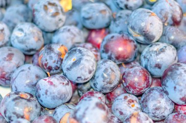 Olgun eriklerin arka planı, sonbaharda mevsimlik meyveler