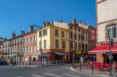 TOULOUSE, FRANCE - 5 Eylül 2013: Fransa 'nın güneyindeki eski Toulouse, Occitanie kasabasındaki sokak manzarası