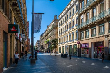 TOULOUSE, FRANCE - 5 Eylül 2013: Fransa 'nın güneyindeki eski Toulouse, Occitanie kasabasındaki sokak manzarası