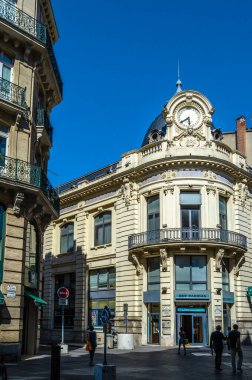 TOULOUSE, FRANCE - 5 Eylül 2013: Fransa 'nın güneyindeki eski Toulouse, Occitanie kasabasındaki sokak manzarası