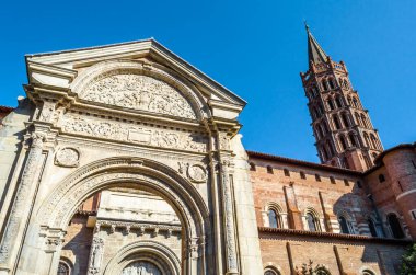 Fransa 'nın Toulouse kentindeki Saint-Sernin Bazilikası, 1080 ile 1120 yılları arasında Roma tarzında inşa edilmiş ve ardından inşaat devam etmektedir.