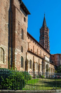 Fransa 'nın Toulouse kentindeki Saint-Sernin Bazilikası, 1080 ile 1120 yılları arasında Roma tarzında inşa edilmiş ve ardından inşaat devam etmektedir.