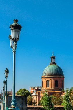 Saint-Joseph de La Grave Hastanesi 'nin 18. yüzyılda inşa edilen Garonne nehrinin üzerindeki köprüden ilk kez 1197 yılında Fransa' nın Toulouse kentinde bahsedilmiştir.