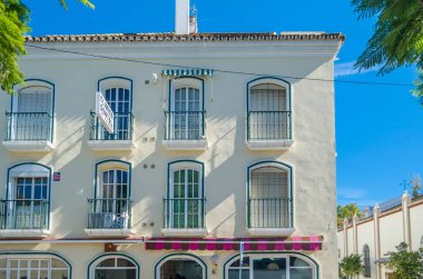 FUENGIROLA, SPAIN - 8 Ekim 2021: Fuengirola kasabasında mimarlık, Costa del Sol, Andalucia, Güney İspanya