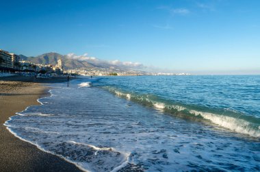 FUENGIROLA, İspanya - 8 Ekim 2021: Güney İspanya 'nın Endülüs kenti Costa del Sol' da yer alan Fuengirola plajının manzarası