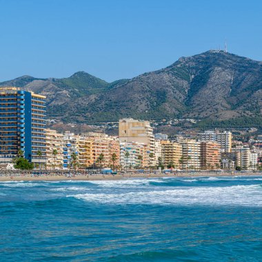 FUENGIROLA, İspanya - 13 Ekim 2021: Güney İspanya 'nın Endülüs kenti Costa del Sol' da yer alan Fuengirola plajının manzarası