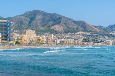 FUENGIROLA, İspanya - 13 Ekim 2021: Güney İspanya 'nın Endülüs kenti Costa del Sol' da yer alan Fuengirola plajının manzarası