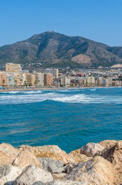 FUENGIROLA, İspanya - 13 Ekim 2021: Güney İspanya 'nın Endülüs kenti Costa del Sol' da yer alan Fuengirola plajının manzarası