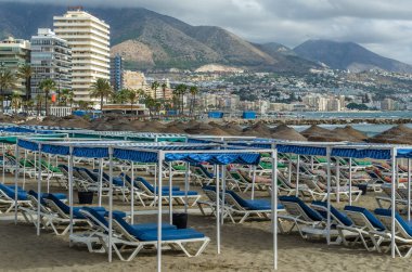 FUENGIROLA, İspanya - 10 Ekim 2021: Güney İspanya 'nın Endülüs kenti Costa del Sol' da yer alan Fuengirola plajının manzarası