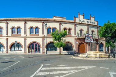 FUENGIROLA, İspanya - 8 Ekim 2021: Güney İspanya 'nın Endülüs kenti Costa del Sol' da, Fuengirola kasabasında Bullring