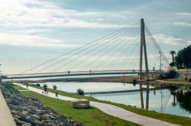 FUENGIROLA, İspanya - 9 Ekim 2021: Modern köprü 