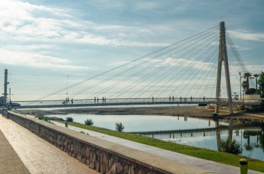 FUENGIROLA, İspanya - 9 Ekim 2021: Modern köprü 