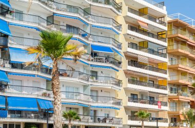 FUENGIROLA, SPAIN - 13 Ekim 2021: Fuengirola, Endülüs 'te sahile bakan binalar, Güney İspanya