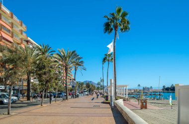 FUENGIROLA, İspanya - 8 Ekim 2021: Güney İspanya 'nın Endülüs kenti Costa del Sol' da yer alan Fuengirola kasabasındaki deniz manzarası