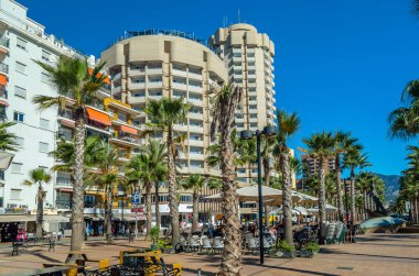 FUENGIROLA, İspanya - 8 Ekim 2021: Güney İspanya 'nın Endülüs kenti Costa del Sol' da yer alan Fuengirola kasabasındaki deniz manzarası