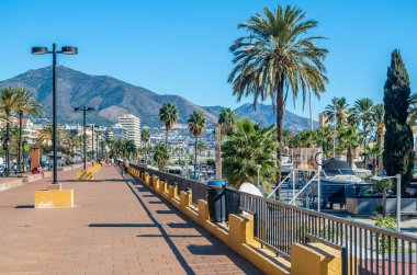 FUENGIROLA, İspanya - 8 Ekim 2021: Güney İspanya 'nın Endülüs kenti Costa del Sol' da yer alan Fuengirola kasabasındaki deniz manzarası