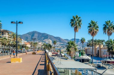 FUENGIROLA, İspanya - 8 Ekim 2021: Güney İspanya 'nın Endülüs kenti Costa del Sol' da yer alan Fuengirola kasabasındaki deniz manzarası
